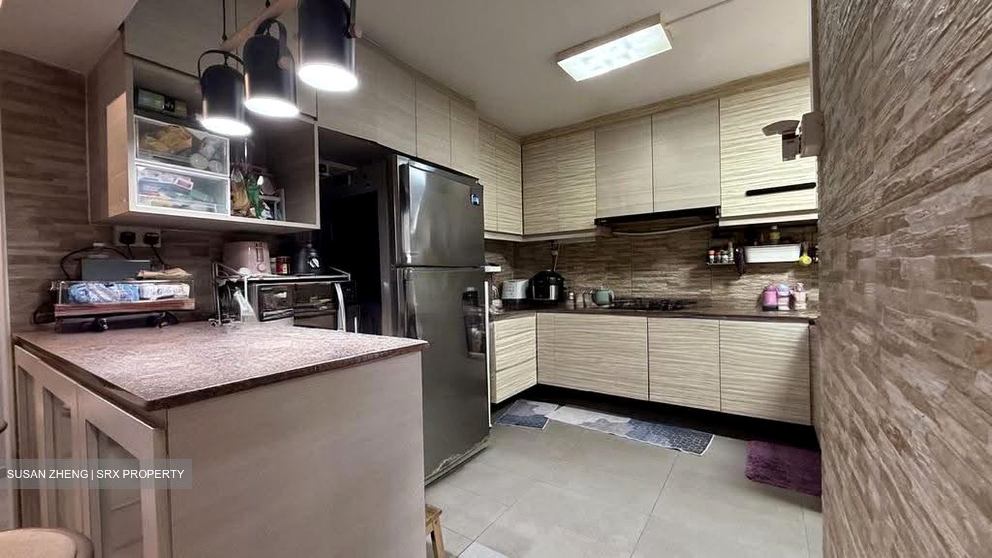 Blk 327 Jurong East Street 31 (Jurong East), HDB Executive #611855441